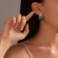 Élégantes boucles d'oreilles ovales dégradées vertes avec franges géométriques sur modèle - Style Gland Dégradé Vert Noir (KE014G-BK)