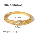 Detail eines gedrehten Goldarmreifs mit doppelreihigen Strasssteinen und 6,0 cm Durchmesser - Verflochtene Textur Gold Zirkonia Stil (NB-B6066-G)