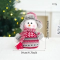 Dettaglio del pupazzo di neve rosso da 23cm in maglia con morbida consistenza di peluche - Stile a Sfera Singola / Rosso/Grigio-Stile Pupazzo di Neve a Sfera Singola