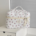 Beauty case trapuntato bianco con stampa di ciliegie e fiocco decorativo - Bacche Trapuntate - Beauty Case a Mano