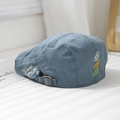 Détail d'un béret bleu pour enfant avec broderie latérale et boucle réglable en bronze - 52cm (2-5 Ans) / Bleu