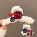 Haarklammer aus weißem Plüsch für Damen mit eleganten Knöpfen und roten Quasten - Knopf-Stil / Gebrochenes Weiß