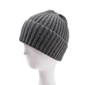 Detail der grauen Rippstrickmütze mit grober Textur und umgeschlagenem Rand für den Winter - Schwarz und Grau