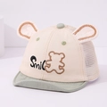 Détail de la casquette bébé avec broderie ours, texte smile et arrière en maille - Style SMILE / Vert clair