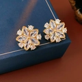 Eleganti orecchini a lobo con fiori in zircone e argento dorato su una scatola blu - Stile Fiore in Zirconia Marquise a Sei Petali (HE31098) / Oro - Placcato Oro Vero