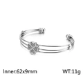 Brazalete plateado calado con diseño de trébol brillante y estructura de triple línea - Color Acero (KB121475-k)