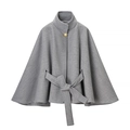 Manteau cape en laine grise avec col montant, ceinture et détail de bouton doré - S / Gris clair