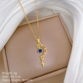 Dettaglio della collana con nappine stella e luna e gemma blu placcata oro - Stile Gemma Blu Luna Stella (E451)