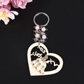 Porte-clés cœur en bois princesse avec perles roses et gravure Mis Años sur fond noir - Rose