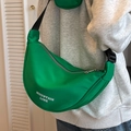 Bolso bandolera de media luna en nailon verde con estampado Mountain Line y correa - Verde