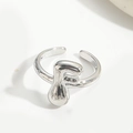 Minimalistischer versilberter offener Ring mit einem 3D Großbuchstaben F Design - Buchstabe F Stil