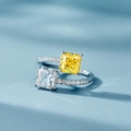 Silberner Ring mit zwei quadratischen gelben und weißen Steinen auf blauem Grund - Einstellbar Offen / Gelb