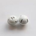 Dettaglio di campanellini bianchi in metallo da 4 cm con ritagli a stella per decoro natalizio - Bianco Laccato