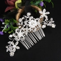 Elegante pettine per capelli da sposa con fiori argentati, perle e strass su sfondo nero - Stile 3 (Elegante)