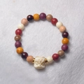 Détail du bracelet en perles multicolores avec une sculpture de bête blanche sur fond de fourrure - Perles Multicolores Rang Unique 8mm*22 Perles (Style Lion)