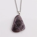 Collier avec pendentif dent de loup facettée en pierre violette et chaîne torsadée argent - Style Améthyste