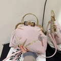 Sac à main chinois rose avec broderie d'oiseaux et anses dorées pour robe qipao - Rose