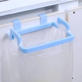 Hellblauer Müllbeutelhalter zum Einhängen an Küchentüren aus robustem Kunststoff - Beutelverpackung / Blau