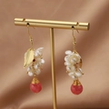 Barocke goldene Ohrhänger mit weißer Perlenblume und roten Perlenquasten im Set - Wassermelonenrote Blumenohrringe