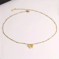 Elegante gouden vlinder hanger ketting met verfijnde kralenketting op witte achtergrond - Gouden Vlinder Ketting