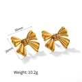 Pendientes de lazo dorados con cristales y detalles de 30x26mm sobre fondo blanco - Oro de 18K