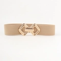 Détail de la ceinture élastique camel avec boucle métallique géométrique dorée pour robe - Style élastique / Kaki