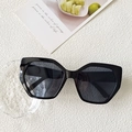 Occhiali da sole poligonali oversize neri con lenti grigio scuro su superficie bianca - Nero e Grigio