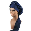 Dettaglio della cuffia da notte in raso blu navy con lunghi nastri su testa di manichino - Taglia unica / Blu Notte