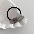 Detalle de goma de pelo minimalista con piezas de metal plateado en plato de concha - Estilo B-Plata (Rectangular Cepillado)