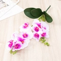 Roze en witte kunstmatige Phalaenopsis orchidee met bladeren op houten ondergrond - Kleine Orchidee met 2 Takken / Wit Paars