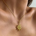Collar dorado con colgante de sol y vórtice mostrado sobre el cuello de modelo - Dorado