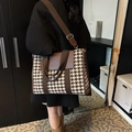 Μεγάλη καφέ τσάντα tote με σχέδιο houndstooth, λουράκι χιαστί και δερμάτινο καπάκι - Pied de Poule Καφέ