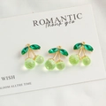 Detailansicht der kirschförmigen Harzanhänger mit grünen Blättern auf weißer Karte - 27*18.5mm / Grün