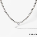 Dettaglio della collana a sfere d'argento con un ciondolo in cristallo trasparente a cuore - Collana d'Argento (PDD878)