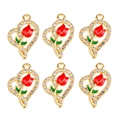 Set di 6 ciondoli a cuore dorati con tulipani in smalto rosso e strass bianchi lucidi - Rosso