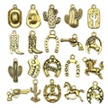 Collezione di 20 ciondoli da cowboy western in lega d'oro vintage su fondo bianco - Set 20 Pezzi Western Cowboy Oro Antico (SN822)