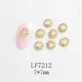 Bijou d'ongle smiley de 7mm avec strass arc-en-ciel AB sur ongle rose d'essai - Visage souriant doré strass AB (LF7212)