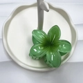 Molla per capelli a forma di fiore verde lucido presentata su un vassoio bianco - 8cm / Ciano Sfumato