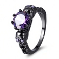 Anello teschio nero gotico da donna con grande gemma viola e finitura in metallo scuro - US 7 / Viola