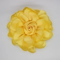Eleganter gelber Satin Stoffrosen Clip mit geschichteten Blütenblättern und Seidentextur - Dual Use (Brosche/Haarspange) / Gelb