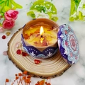 Candela profumata in latta etnica con petali di fiori secchi e base in legno - Vaniglia