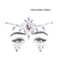 Détail d'un ensemble de bijoux de visage couronne en strass irisés et perles blanches - Acrylique Iridescent Multicolore (DA-18-1)