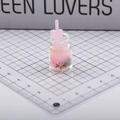 Llavero de botella luminosa con cara sonriente y degradado en rosa y verde - Rosa Melocotón