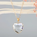 Elegante collar de cadena dorada con gran colgante de corazón de cristal y ramas decorativas - Blanco