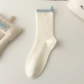 Cremeweiße Socken mit hellblauem Rippbündchen und Herz-Label-Detail hinten - Einheitsgröße / Creme Kontrast