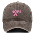Detailaufnahme der rosa Schleife HOPE Stickerei auf braun gewaschener Baumwollkappe - Einheitsgröße / Kaffeebraun