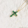 Collana con pendente a croce dorata con zirconi verdi incastonati e catena sottile - Verde