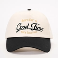 Dettaglio del ricamo Good Time di alta qualità su un cappellino da baseball bicolore - Taglia unica / Crema/Nero