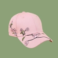 Primer plano de gorra rosa con delicado bordado de flores sobre tejido de sarga de algodón - Ajustable / Rosa