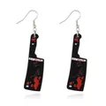 Makroaufnahme der Acryl-Halloween-Beil-Ohrringe mit roten Blutspritzern und schwarzem Finish - Hackmesser